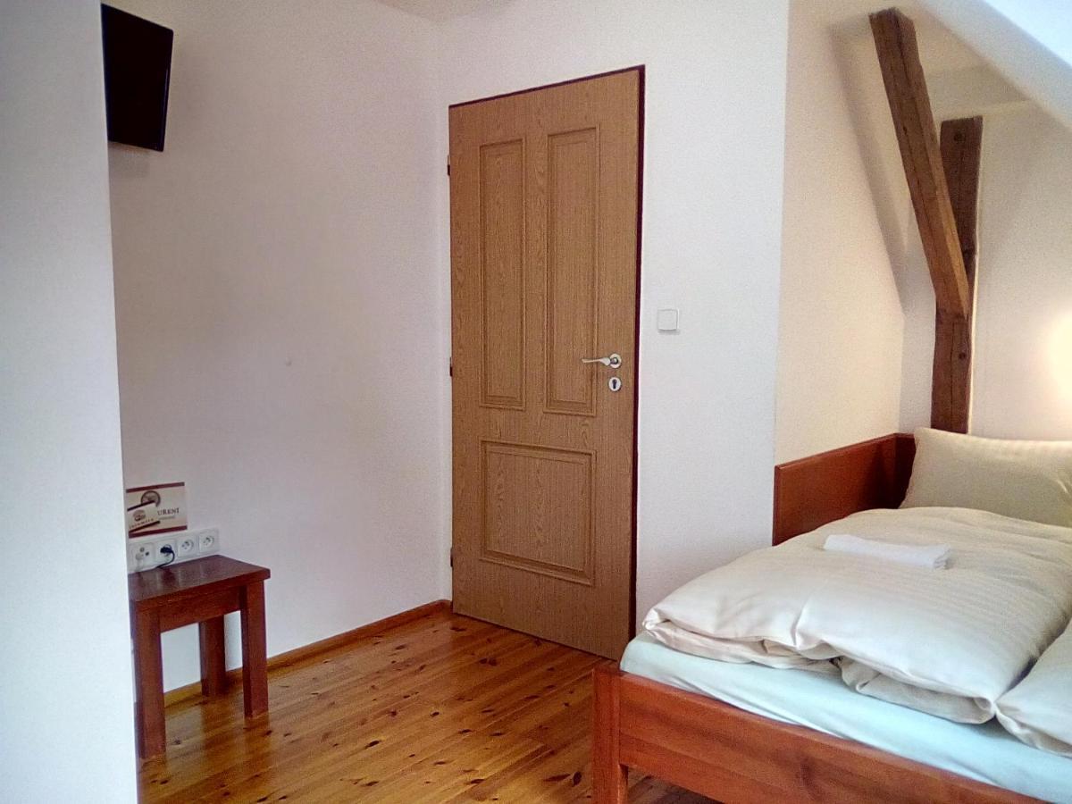 Hostinec U Janatu S Ubytovanim Cestin Εξωτερικό φωτογραφία