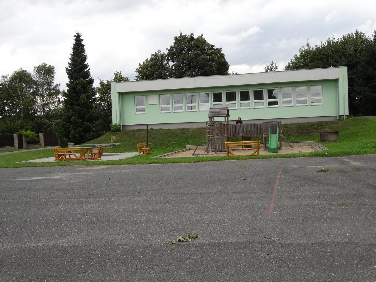 Hostinec U Janatu S Ubytovanim Cestin Εξωτερικό φωτογραφία